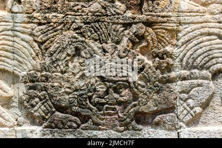 Maya-Schnitzerei eines Gesichts in Chichen Itza, Mexiko Stockfoto