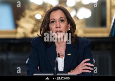 Die Vizepräsidentin der Vereinigten Staaten, Kamala Harris, spricht am 5. August 2022 im Eisenhower Executive Office Building in Washington, DC, mit den Gesetzgebern des Staates Latina über die Stärkung und den Schutz reproduktiver Rechte in ihren Staaten. Abgeordnete aus Kansas, Arizona, Utah, Nevada, Illinois, New York und Texas nahmen an dem Treffen Teil. Quelle: Joshua Roberts/Pool via CNP /MediaPunch Stockfoto