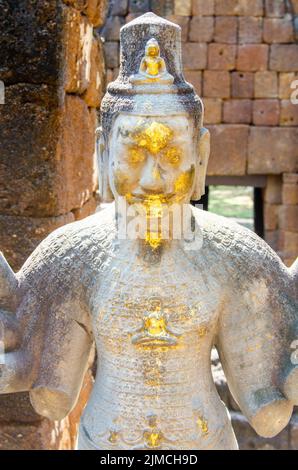 Vergoldete Gottheit im Prasat Mueang Sing Historical Park Stockfoto