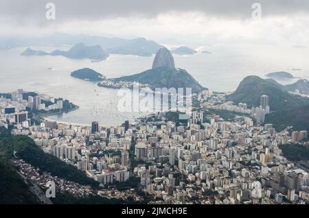 Rio de Janeiro - Blick auf die Bucht von Botafogo und den Zuckerhut Stockfoto