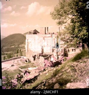 Um 1950, London, England, Vereinigtes Königreich: Die Ruinen von Hitlers Mountain Resort in Berchtesgaden. Das Eagle's Nest Chalet, Hitlers 50.-jähriges Geschenk, steht auf einem Berggipfel über dem bayerischen Ferienort Berchtesgaden. Im Jahr 1930s, nachdem er zum deutschen Kanzler ernannt worden war, suchte Adolf Hitler nach dem perfekten Ort, um einen offiziellen Rückzug in die Berge für sein Nazi-Regime zu errichten. Er entschied sich für Obersalzberg, ein dramatisch landschaftlich reizvoller Berghang ein paar Meilen bergauf von der Marktstadt Berchtesgaden. (Bild: © Keystone USA/ZUMA Press Wire) Stockfoto