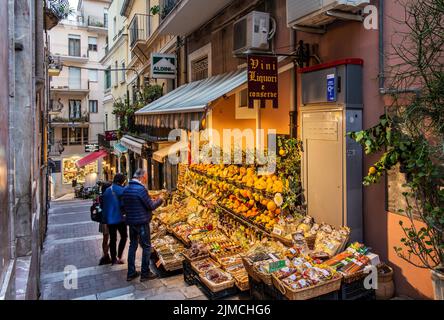 Altstadtallee mit Obst- und Souvenirstand, Taormina, Ostküste, Sizilien, Italien Stockfoto