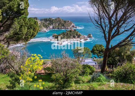 Küstenlandschaft mit Isola Bella im Frühling, Taormina, Ostküste, Sizilien, Italien Stockfoto