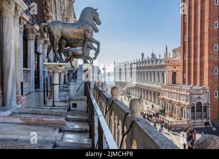 Quadriga der Pferde von San Marco am Markusdom mit der Piazzetta, Venedig, Venetien, Adria, Norditalien, Italien Stockfoto