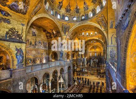 Kirchenschiff in der Markusdom mit Mauern voller Goldmosaiken, Venedig, Venetien, Adria, Norditalien, Italien Stockfoto