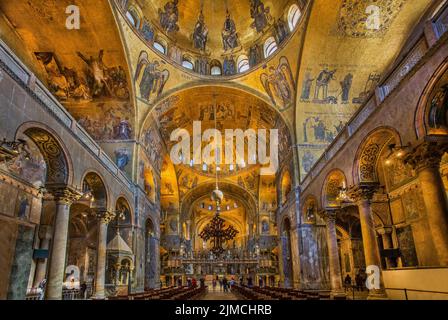 Kirchenschiff in der Markusdom mit Mauern voller Goldmosaiken, Venedig, Venetien, Adria, Norditalien, Italien Stockfoto