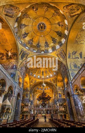 Kirchenschiff in der Markusdom mit Mauern voller Goldmosaiken, Venedig, Venetien, Adria, Norditalien, Italien Stockfoto