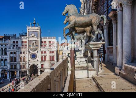 Quadriga der Pferde von San Marco auf der Markusbasilika und dem Uhrenturm auf dem Markusplatz, Venedig, Venetien, Adria, Norditalien, Italien Stockfoto