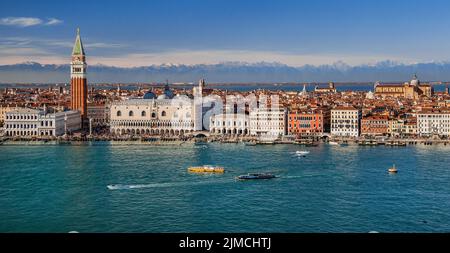 Am Wasser an der Lagune mit Piazzetta, Campanile, Dogenpalast und Hotel Danieli vor der Alpenkette, Venedig, Venetien, Adria Stockfoto