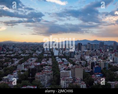 Luftaufnahme von Polanco Mexico City mit Hügeln in der Ferne Stockfoto
