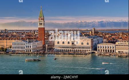 Uferpromenade an der Lagune mit Piazzetta, Campanile und Dogenpalast vor der Alpenkette, Abendsonne, Venedig, Venetien, Adria Stockfoto