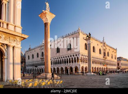 Piazzetta mit Dogenpalast am Wasser in der frühen Morgensonne, Venedig, Venetien, Adria, Norditalien, Italien Stockfoto