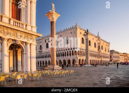 Piazzetta mit Dogenpalast am Wasser in der frühen Morgensonne, Venedig, Venetien, Adria, Norditalien, Italien Stockfoto