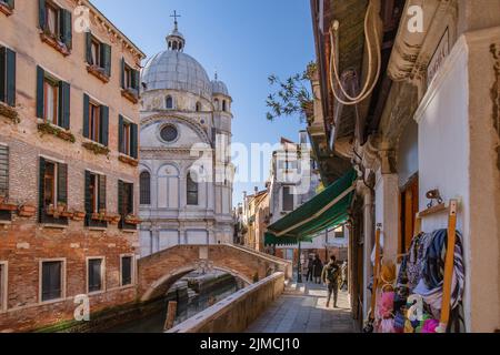 Gasse mit der Kirche Santa Maria dei Miracoli, Venedig, Venetien, Adria, Norditalien, Italien Stockfoto