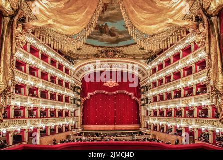 Auditorium mit Bühne im Opernhaus Real Teatro di San Carlo, Neapel, Golf von Neapel, Kampanien, Süditalien, Italien Stockfoto