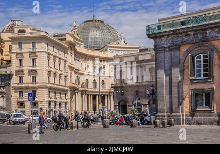 Piazza del Plebiscito mit der Galleria Umberto I mit Kuppel, Neapel, Golf von Neapel, Kampanien, Süditalien, Italien Stockfoto