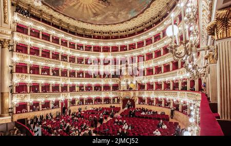 Auditorium mit königlichem Kasten im Opernhaus Real Teatro di San Carlo, Neapel, Golf von Neapel, Kampanien, Süditalien, Italien Stockfoto