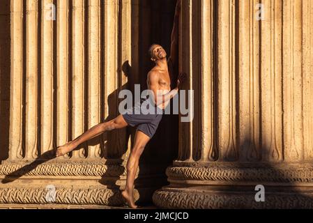 Prachtvoller männlicher Balletttänzer gegen schöne Kolonnen Stockfoto