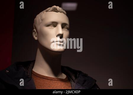 Mannequin des Mannes. Weißer Kopf. Figur des Menschen. Schaufensterpuppe für Kleidung. Stockfoto