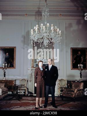 Um 1955, London, England, Großbritannien: Porträt von Sir ANTHONY EDEN und seiner Frau LADY EDEN, Clarissa Spencer Churchill, 1955. Sir Robert Anthony Eden, 1. Earl of Avon, KG, MC, PC, war ein Politiker der britischen Konservativen Partei, der von 1955 bis 1957 als Außenminister und Premierminister des Vereinigten Königreichs fungierte. (Bild: © Keystone USA/ZUMA Press Wire) Stockfoto