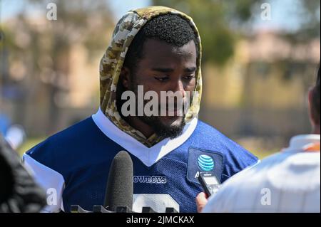 Dallas Cowboys Cornerback Jourdan Lewis (2) spricht nach dem Trainingslager am Mittwoch, 3. August 2022, in Oxnard, Calif. (Dylan Stewart/Image of Sport) Stockfoto