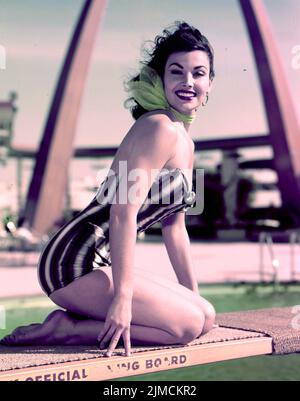 Um 1955, Hollywood, Kalifornien, USA: MARA CORDAY im Badeanzug posiert auf einem Sprungbrett. Corday (geboren in Marilyn Joan Watts; 3. Januar 1930) ist ein amerikanisches Showgirl, Model, Schauspielerin, Playboy Playmate und Kultfigur aus dem Jahr 1950s. (Bild: © Keystone USA/ZUMA Press Wire) Stockfoto