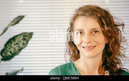 Glückliche Frau Porträt im Büro Stockfoto