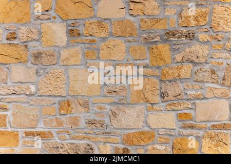 4. August 2022. Elgin, Moray, Schottland. Dies ist eine Außenwand des Hauses, die aus Moray-Sandstein und Beton gebaut wurde. Stockfoto