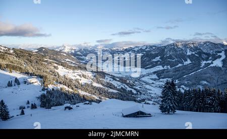 Brixental, Brixen im Thale, Alpen im Winter mit schneebedeckten Bergen, Abendstimmung, Tirol, Österreich Stockfoto