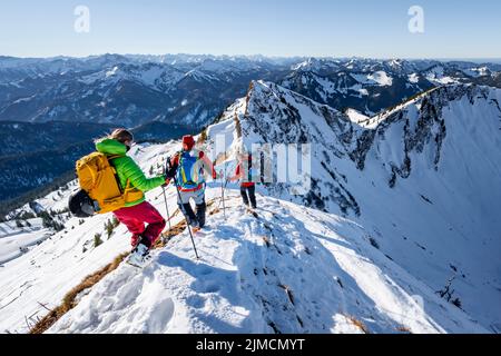 Skitourengeher im Winter auf der verschneiten Rotwand, Berge im Winter, Schlierseer Berge, Mangfallberge, Bayern, Deutschland Stockfoto