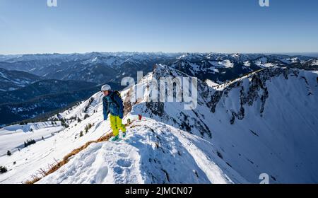 Skitourengeher im Winter auf der verschneiten Rotwand, Berge im Winter, Schlierseer Berge, Mangfallberge, Bayern, Deutschland Stockfoto