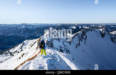 Skitourengeher im Winter auf der verschneiten Rotwand, Berge im Winter, Schlierseer Berge, Mangfallberge, Bayern, Deutschland Stockfoto