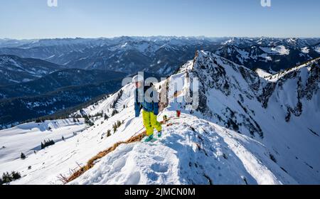 Skitourengeher im Winter auf der verschneiten Rotwand, Berge im Winter, Schlierseer Berge, Mangfallberge, Bayern, Deutschland Stockfoto