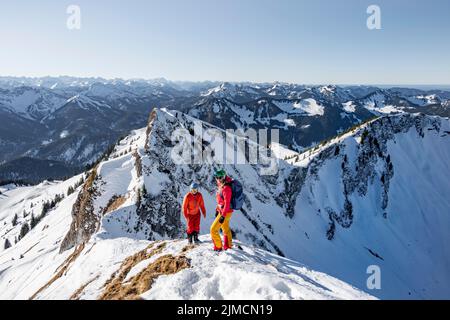 Skitourengeher im Winter auf der verschneiten Rotwand, Berge im Winter, Schlierseer Berge, Mangfallberge, Bayern, Deutschland Stockfoto