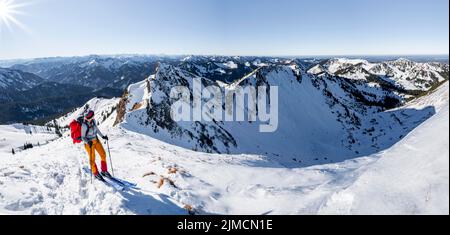 Skitourengeher im Winter auf der verschneiten Rotwand, Berge im Winter, Schlierseer Berge, Mangfallberge, Bayern, Deutschland Stockfoto