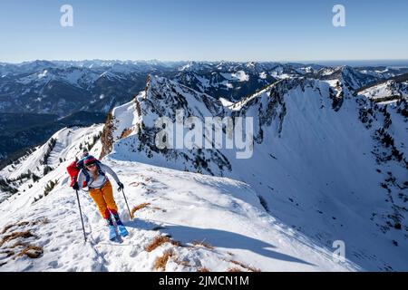 Skitourengeher im Winter auf der verschneiten Rotwand, Berge im Winter, Schlierseer Berge, Mangfallberge, Bayern, Deutschland Stockfoto