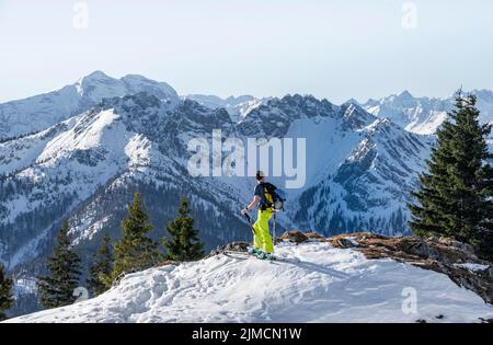 Skitourengeher auf dem Weg zur Rotwand, Berge im Winter, Schlierseer Berge, Mangfallberge, Bayern, Deutschland Stockfoto