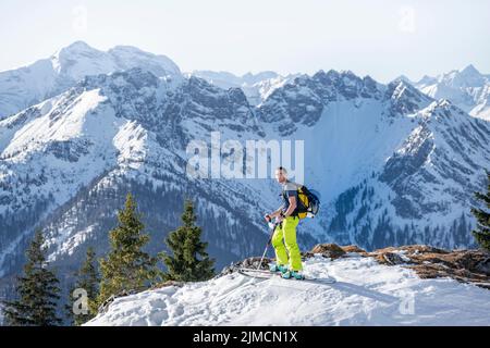 Skitourengeher auf dem Weg zur Rotwand, Berge im Winter, Schlierseer Berge, Mangfallberge, Bayern, Deutschland Stockfoto