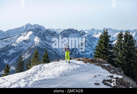 Skitourengeher auf dem Weg zur Rotwand, Berge im Winter, Schlierseer Berge, Mangfallberge, Bayern, Deutschland Stockfoto