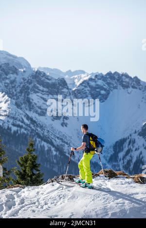 Skitourengeher auf dem Weg zur Rotwand, Berge im Winter, Schlierseer Berge, Mangfallberge, Bayern, Deutschland Stockfoto