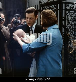5. November 1964, London, England, Großbritannien: PRINZESSIN ALEXANDRA mit ihrem Mann ANGUS OGILVY und ihrem Sohn James ROBERT BRUCE auf dem Weg zum Buckingham Palace zur Taufe in Anwesenheit der Königin und der königlichen Familie. (Bild: © Keystone USA/ZUMA Press Wire) Stockfoto