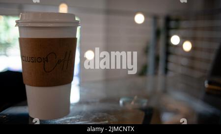 Eine schöne Tasse Kaffee auf einem Glastisch. Stockfoto