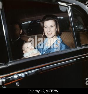 5. November 1964, London, England, Großbritannien: PRINZESSIN ALEXANDRA mit ihrem Mann ANGUS OGILVY und ihrem Sohn James ROBERT BRUCE auf dem Weg zum Buckingham Palace zur Taufe in Anwesenheit der Königin und der königlichen Familie. (Bild: © Keystone USA/ZUMA Press Wire) Stockfoto