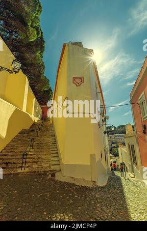 Treppen in einer kleinen Straße in Alfama Lissabon Stockfoto