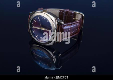 Herrenuhr mit Lederarmband auf schwarz Stockfoto