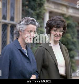 Um 1965, London, England, Großbritannien: Miss ELIZABETH CLARKE, (L) Direktorin der Benenden Public School, Kent mit der jungen Direktorin, Miss CYNTHIS GEE. Benenden wird die erste Schule für Prinzessin Anne. (Bild: © Keystone USA/ZUMA Press Wire) Stockfoto