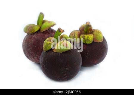 Mangosteen (Garcinia Mangostana) ist eine exotische, tropische Frucht mit einem leicht süßen und sauren Geschmack, isoliert auf weißem Backgroun Stockfoto