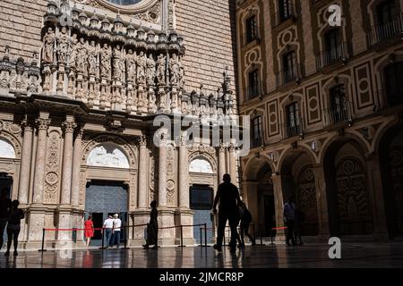 Fassade und Innenhof am Eingang der Basilika der Benediktinerabtei Montserrat, Provinz Barcelona, Spanien. Touristen und Pilger zu besuchen Stockfoto