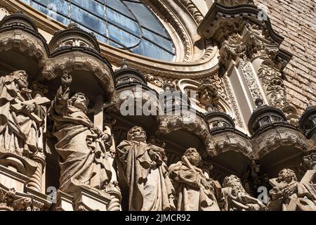 Detail der Außenfassade der Basilika des Klosters von Montserrat in Spanien. Die Statue von Jesus Christus und ein Teil der zwölf Apostel. Stockfoto