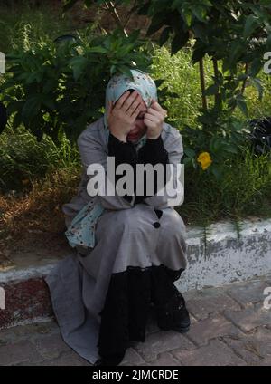 Gaza, Palästina. 5. August 2022. Palästinensische Frauen vor einem Krankenhaus reagieren nach einem israelischen Luftangriff auf Khan Yunis im südlichen Gaza-Streifen am Freitag, den 5. August 2022. Tödliche Luftangriffe des israelischen Militärs auf Gaza töteten 10 Palästinenser und verletzten Dutzende Zeugen, sagten sie. Foto von Ismael Mohamad/UPI Credit: UPI/Alamy Live News Stockfoto